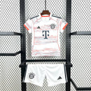 Kit Infantil Bayern de Monique 25/26 Away