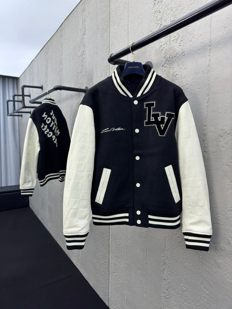 Chaqueta de béisbol de piel con relieve de cuadros LOUIS VUITTON.