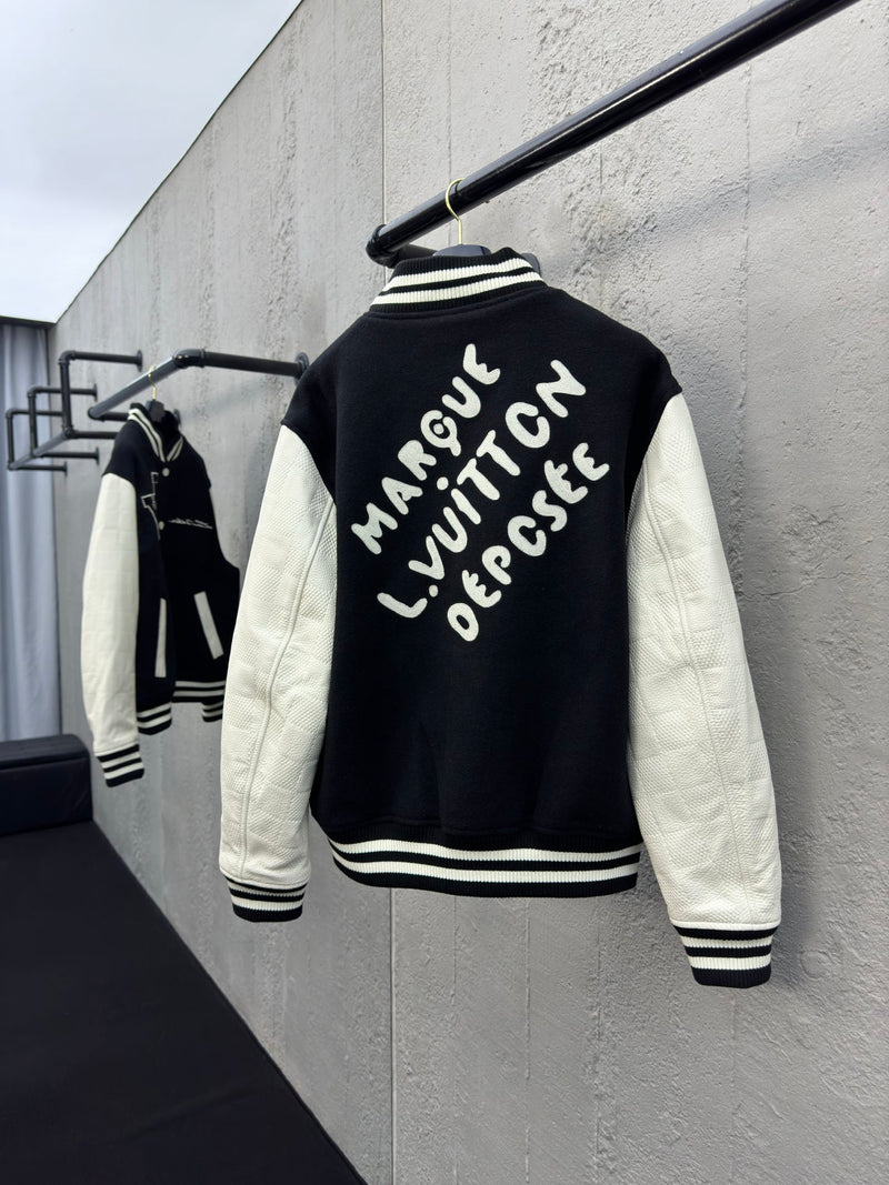 Chaqueta de béisbol de piel con relieve de cuadros LOUIS VUITTON.