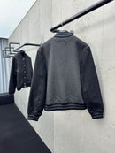 Chaqueta de béisbol Louis Vuitton con paneles de lana bordados.