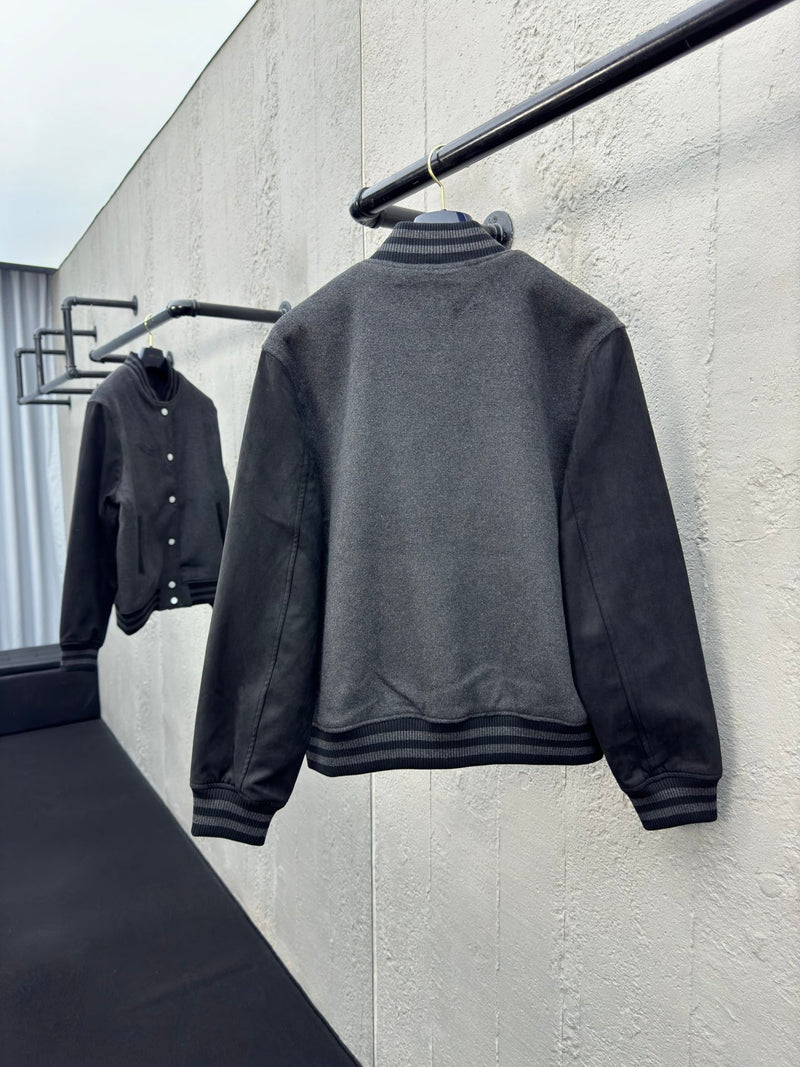 Chaqueta de béisbol Louis Vuitton con paneles de lana bordados.