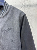Chaqueta de béisbol Louis Vuitton con paneles de lana bordados.