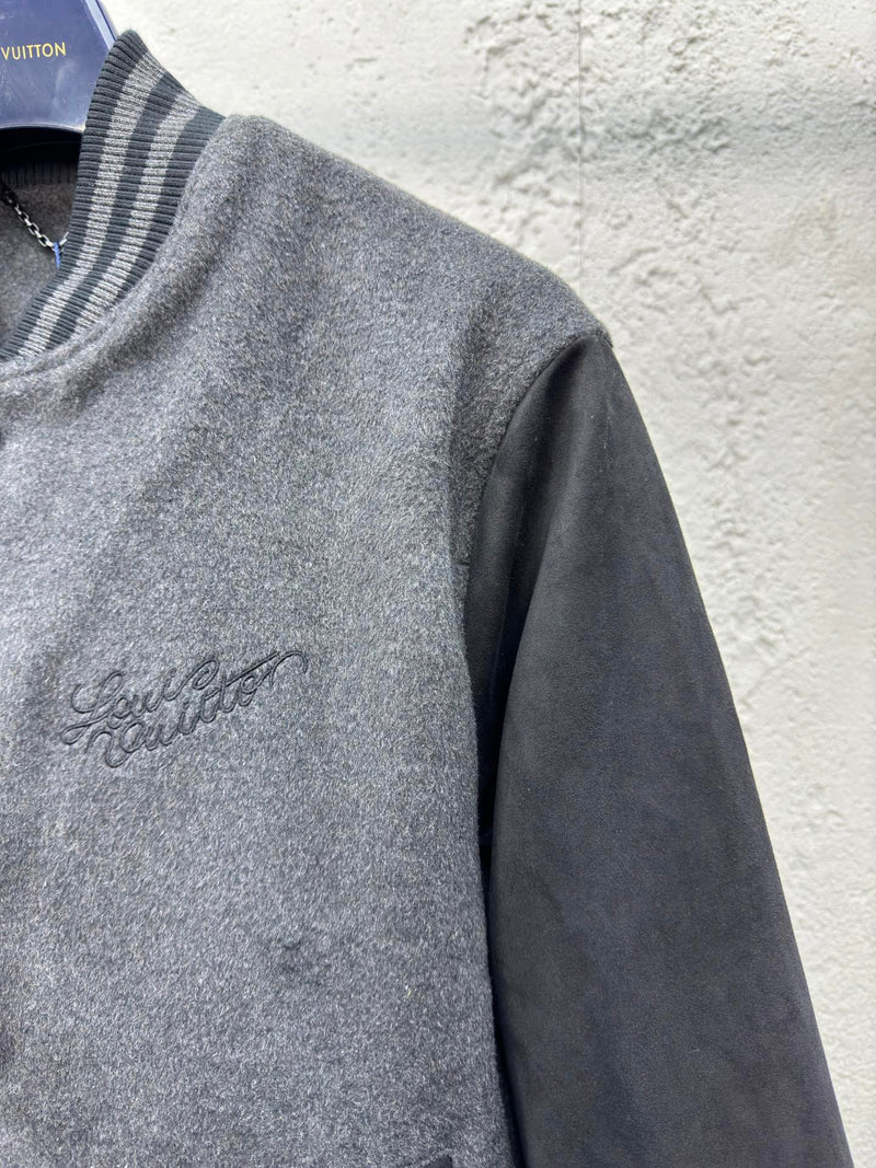 Chaqueta de béisbol Louis Vuitton con paneles de lana bordados.