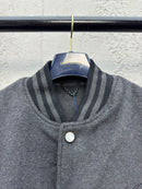 Chaqueta de béisbol Louis Vuitton con paneles de lana bordados.