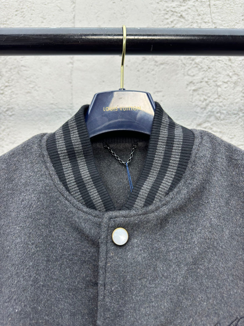 Chaqueta de béisbol Louis Vuitton con paneles de lana bordados.