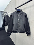 Chaqueta de béisbol Louis Vuitton con paneles de lana bordados.