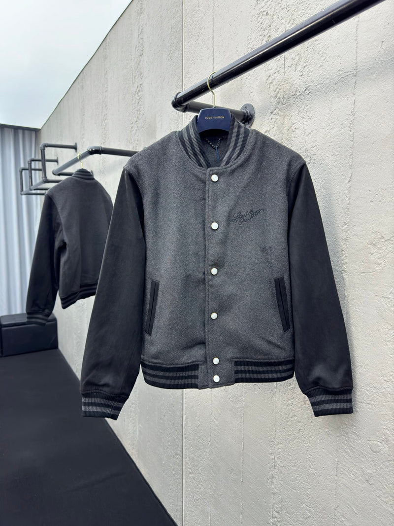 Chaqueta de béisbol Louis Vuitton con paneles de lana bordados.